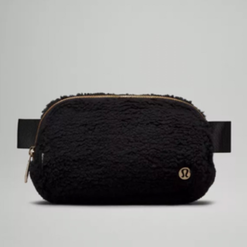 Lululemon NWOT ✨ Everywhere Belt Bag 1L
Fleece (BLK/GLD)